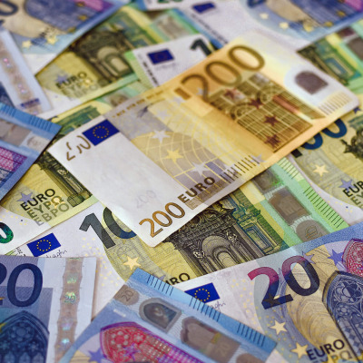 Ein Haufen Geldscheine. Zu sehen sind 20-Euro-Banknoten, 100-Euro-Banknoten sowie eine 200-Euro-Banknote.