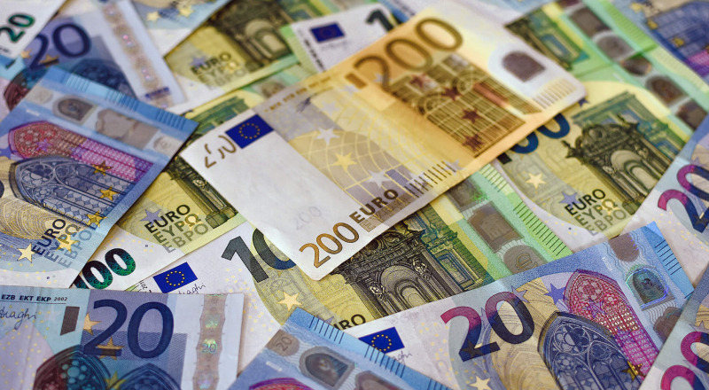 Ein Haufen Geldscheine. Zu sehen sind 20-Euro-Banknoten, 100-Euro-Banknoten sowie eine 200-Euro-Banknote.